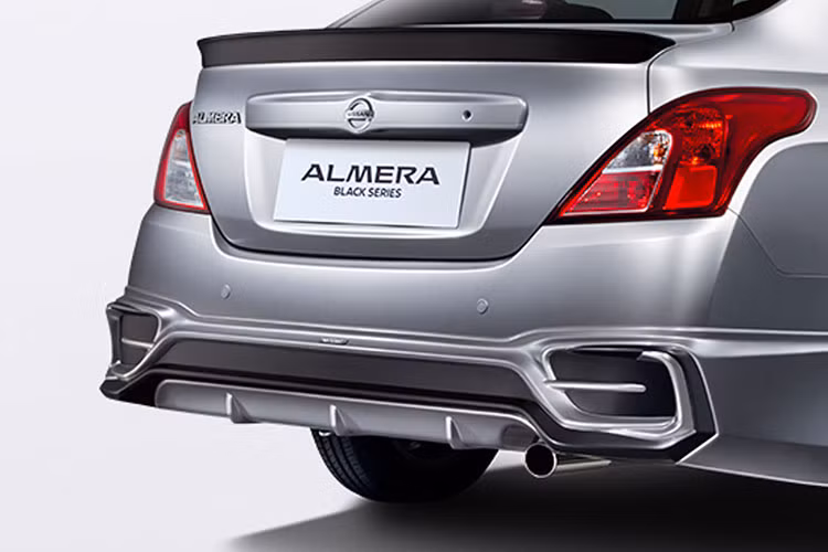 Bên dưới cụm đèn sương mù đã được tích hợp thêm đèn DRL chiếu sáng ban ngày dạng LED. Bộ bodykits mới được trang bị cũng nhằm tạo ra sự khác biệt và cuốn hút hơn cho chiếc sedan hạng B nguyên bản. 