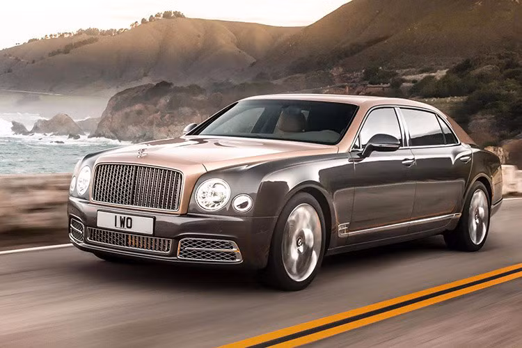 Tại Trung Quốc ra mắt vào cuối tháng 11/2016, mẫu xe siêu sang này có mức giá bán 6,28 triệu Nhân dân tệ, tương đương 908.000 USD hay 20,7 tỷ đồng. Tại thị trường Việt Nam, hiện chưa rõ mức giá bán chính thức dành cho chiếc Bentley Mulsanne EWB 2017 nhưng chắc chắn nó sẽ có mức giá không dưới 20 tỷ đồng.