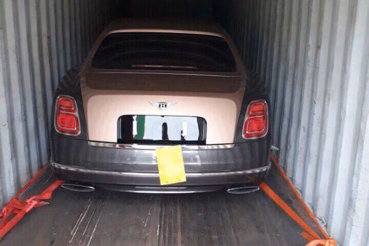 So với phiên bản tiêu chuẩn từng xuất hiện, Bentley Mulsanne EWB có nhiều sự thay đổi như cụm đèn pha nằm thẳng hàng với nhau, lưới tản nhiệt bằng thép không gỉ sáng bóng gợi nhớ đến mẫu xe Arnage, hốc gió hình chữ "B" mềm mại trên cản va trước và bên sườn cùng đèn hậu mới.