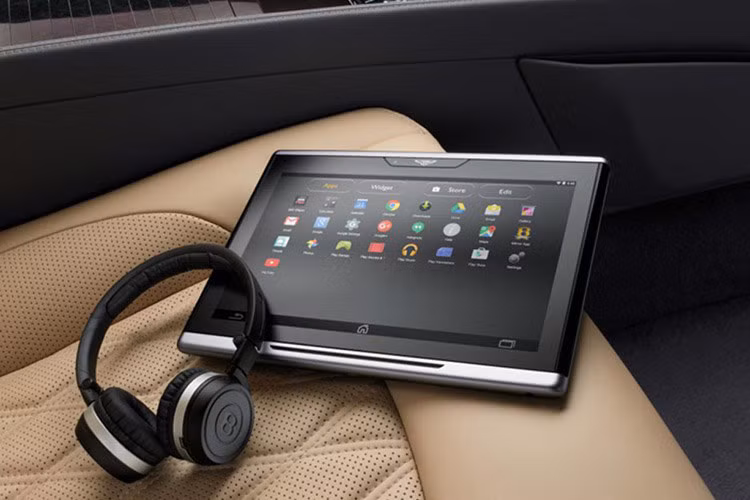 Đối với các khách hàng thường xuyên phải làm việc trong khi di chuyển, cả hai ghế sau đều có chức năng bàn làm việc để phục vụ tối đa nhu cầu của hành khách. Ngoài ra, dành cho sự riêng tư, hai ghế phía sau đều có rèm điều khiển điện, khách hàng có thể lựa chọn giữa màu đen hoặc màu sâm panh cho lớp lót phía trong.