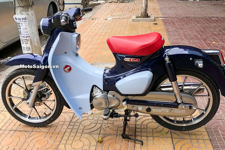 Mặc dù chưa rõ mức giá chính thức của mẫu xe Honda Super Cub C125 bản đặc biệt này tại Việt Nam. Tuy nhiên, theo một cửa hàng chuyên nhập khẩu xe máy lâu năm tại TP HCM tiết lộ, giá lăn bánh của chiếc Super Cub 125 phiên bản đặc biệt 2018 này sẽ lên tới hơn 150 triệu đồng.