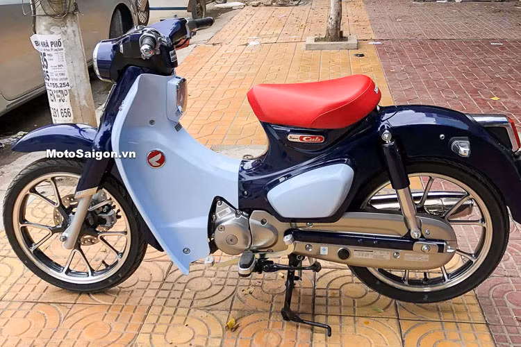 Mặc dù chưa rõ mức giá chính thức của mẫu xe Honda Super Cub C125 bản đặc biệt này tại Việt Nam. Tuy nhiên, theo một cửa hàng chuyên nhập khẩu xe máy lâu năm tại TP HCM tiết lộ, giá lăn bánh của chiếc Super Cub 125 phiên bản đặc biệt 2018 này sẽ lên tới hơn 150 triệu đồng.