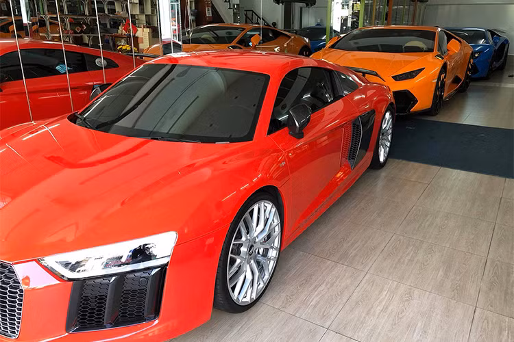 Tuy nhiên, mới đây nhất, chiếc Audi R8 V10 Plus phiên bản sản xuất 2016 của nữ ca sỹ Đông Nhi đã xuất hiện tại một công ty nhập khẩu tư nhân quận 5, TP HCM. Được biết, ông chủ tại đây vừa mua lại siêu xe này.