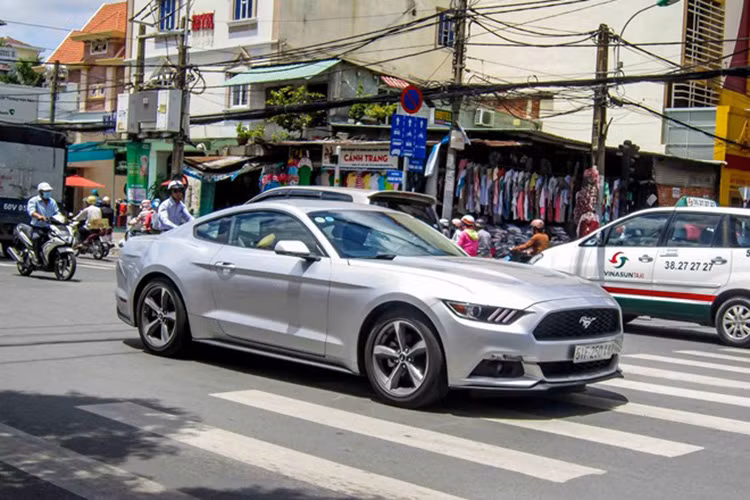 Chiếc Ford Mustang 2015 thế hệ mới thứ hai về Việt Nam đã được chủ nhân cho ra biển trắng và lần đầu tiên lăn bánh trên đường phố Sài Gòn.