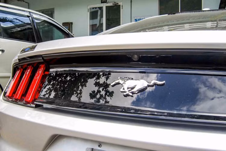 Ở phiên bản mới này, xe cũng được trang bị camera lùi và nhiều tiện ích giúp lái xe dễ dàng hơn.