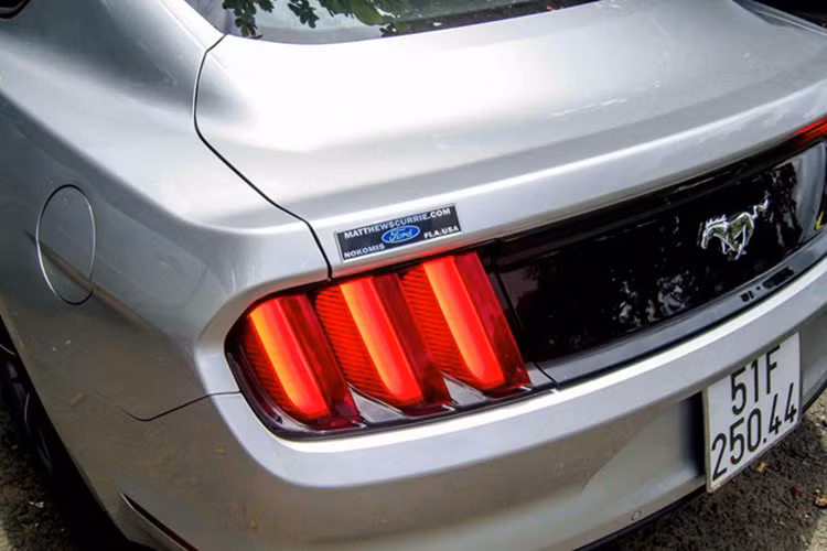 Cụm đèn đuôi sử dụng công nghệ LED, chia thành ba ngăn tựa như mang cá mập. Logo ngựa phi mạ chrome nổi bật phần đuôi.