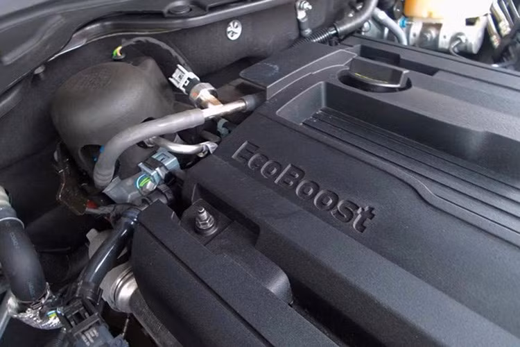 Xe được trang bị động cơ EcoBoost 2.3L, 4 xi-lanh, đạt công suất 310 mã lực tại 5.500v/ph và mô-men xoắn cực đại 439Nm tại 2.500-4.500v/ph, dẫn động cầu sau và hộp số tự động 6 cấp SelectShift. 