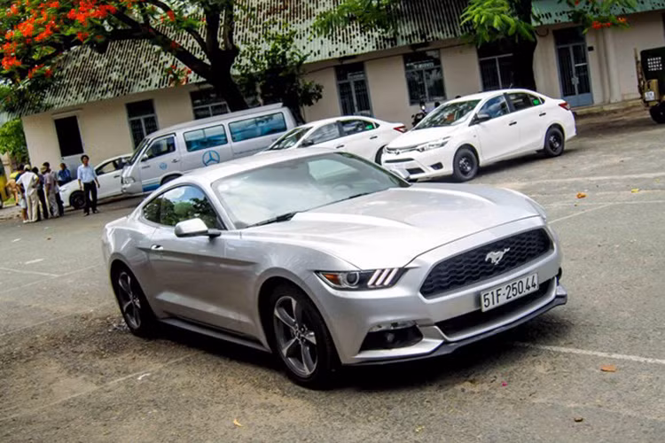 Được biết, khi về đến Việt Nam chiếc Ford Mustang 2015 phiên bản EcoBoost này có giá khoảng 2 tỷ Đồng.