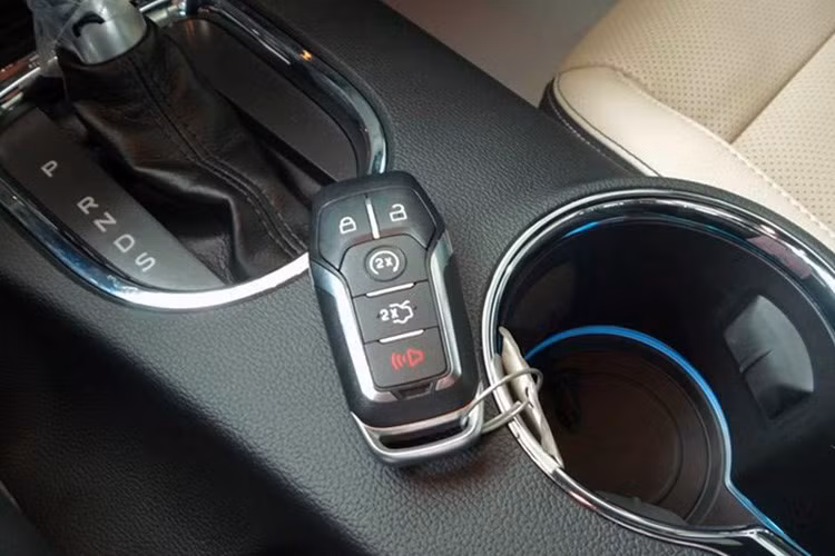 Ford Mustang mới có một số trang bị an toàn tiêu chuẩn như 7 túi khí, đai an toàn 3 điểm dành cho các vị trí ngồi và LATCH cho trẻ em...