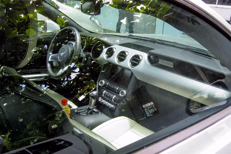 Trên phiên bản 2015 này, Ford Mustang được trang bị hệ thống treo độc lập trên cả bốn bánh, vi sai chống trượt cầu sau.