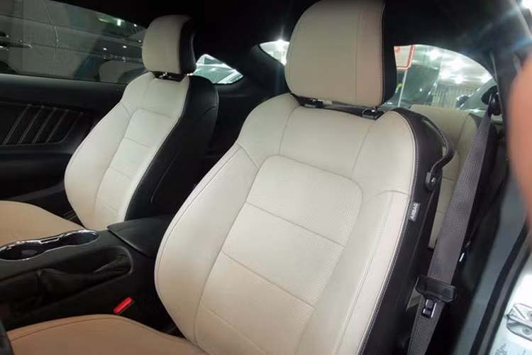 Ford Mustang 2015 thế hệ mới có ngoại thất màu bạc, nội thất với ghế ngồi màu kem sáng. 