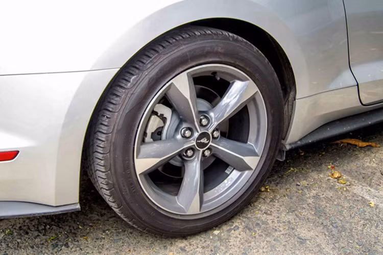 Ford Mustang sở hữu bộ vành la-zăng 5 chấu Foundry Black 17 inch là tiêu chuẩn trên phiên bản EcoBoost.