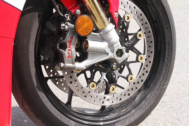 CBR1000RR-R SP sử dụng hệ thống giảm xóc điều khiển điện hoàn toàn đến từ Ohlins. Xe đi kèm kẹp phanh Brembo M50 Stylema ở phía trước. Đây cũng là điểm khác biệt giữa bản SP và bản tiêu chuẩn. CBR1000RR-R tiêu chuẩn chỉ được trang bị giảm xóc Showa kèm kẹp phanh trước Nissin.
