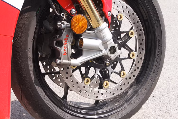 CBR1000RR-R SP sử dụng hệ thống giảm xóc điều khiển điện hoàn toàn đến từ Ohlins. Xe đi kèm kẹp phanh Brembo M50 Stylema ở phía trước. Đây cũng là điểm khác biệt giữa bản SP và bản tiêu chuẩn. CBR1000RR-R tiêu chuẩn chỉ được trang bị giảm xóc Showa kèm kẹp phanh trước Nissin.