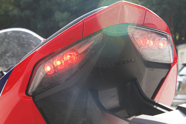 Dù không được đầu tư quá nhiều như phần đầu xe, đuôi xe vẫn có điểm nhấn riêng với cụm đèn hậu được tách riêng 2 phần dạng Led. Trên thế hệ CBR1000RR trước đây, cụm đèn hậu được tạo hình khá đơn điệu.