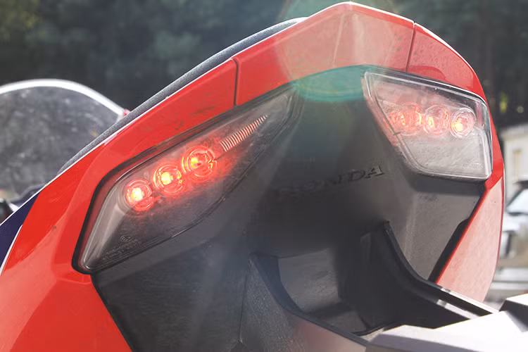 Dù không được đầu tư quá nhiều như phần đầu xe, đuôi xe vẫn có điểm nhấn riêng với cụm đèn hậu được tách riêng 2 phần dạng Led. Trên thế hệ CBR1000RR trước đây, cụm đèn hậu được tạo hình khá đơn điệu.