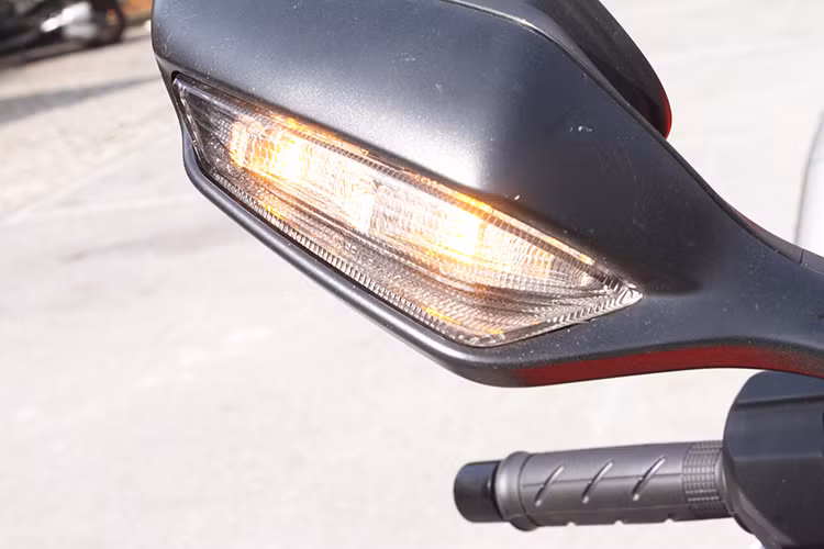 Được lấy cảm hứng từ mẫu xe đua MotoGP RC213V, thân xe của Honda CBR1000RR-R SP 2020 sở hữu nhiều đường gân dập nổi và khe gió. Đáng chú ý nhất là hệ thống cánh gió bên tương tự các mẫu xe đua MotoGP. Ngoài việc giúp chiếc superbike trông thể thao hơn, các chi tiết này còn cải thiện khả năng khí động học nhằm tạo nên lợi thế lớn cho các tay lái khi vận hành ở tốc độ cao.