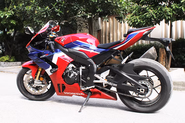 Là một trong những mẫu xe được định vị dẫn đầu không chỉ trong dòng sản phẩm CBR, siêu môtô Honda CBR1000RR-R Fireblade mới mang phong cách thiết kế đặc trưng với sự phô diễn sức mạnh trong từng chi tiết. Về tổng thể, xe sở hữu kích thước dài x rộng x cao lần lượt là 2.100 x 745 x 1.140 (mm), chiều dài cơ sở 1.445 mm. Các thông số tương ứng của S 1000 RR là 2.073 x 848 x 1.151 (mm), chiều dài cơ sở đạt 1.441 mm.