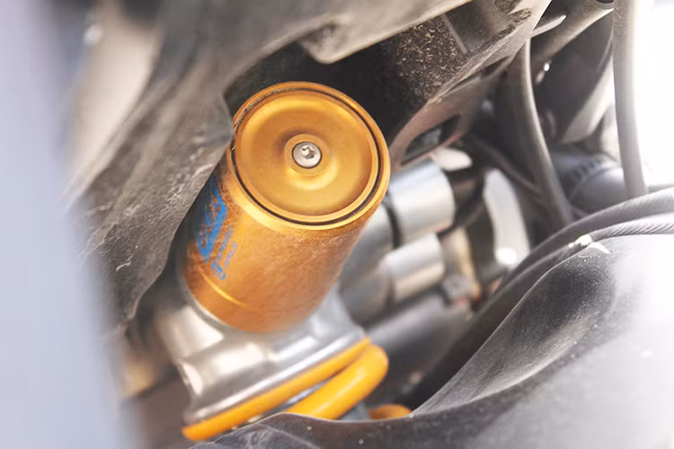 Phía sau xe được trang bị hệ thống treo điều khiển điện do Ohlins sản xuất. Cả phuộc trước và sau đều có thể tùy chỉnh độ cứng lò xo và độ hồi của giảm chấn theo nhiều mức. Bộ mâm theo xe có kích thước 17 inch, cỡ lốp trước và sau lần lượt là 120/70 và 200/55.