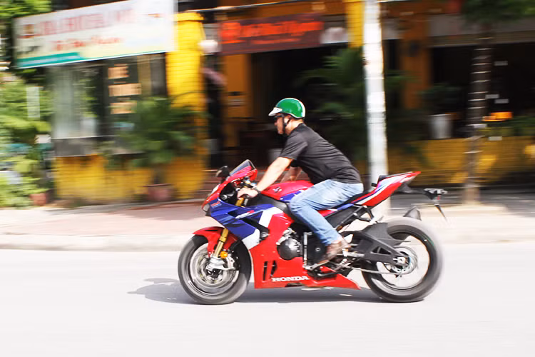 Như vậy, chỉ sau chưa đầy một năm ra mắt ở triển lãm EICMA 2019, Honda CBR1000RR-R SP mới đã được bán ra chính hãng tại thị trường Việt Nam. Đây được xem là mẫu xe môtô thể thao hấp dẫn nhất dành cho các tín đồ đam mê dòng Super Sort, đặc biệt khi mà các đại lý chính hãng của dòng môtô phân khối lớn Honda ngày càng được mở rộng.