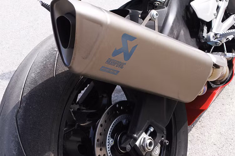 Sự thay đổi thông số của hệ thống khung sườn mang lại khả năng điều khiển một cách chính xác ở tốc độ cao với sự ổn định khi tăng tốc và phanh gấp như trên những chiếc xe đua chuyên nghiệp. Pô xe titan phối hợp phát triển cùng thương hiệu ống xả danh tiếng Akrapovic với thiết kế nhỏ gọn và trọng lượng nhẹ, giúp giữ trọng tâm tại trung tâm xe và giảm thiểu ảnh hưởng tới góc nghiêng bên phải của xe.