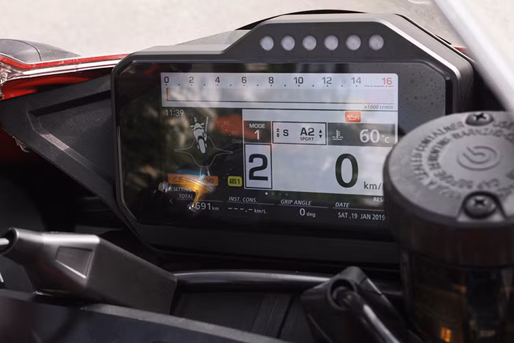 Honda CBR1000RR-R Fireblade SP mới được trang bị bảng đồng hồ TFT kích thước 5 inch, cho phép người lái có thể tùy biến hoàn toàn thông qua 4 phím bấm chức năng nằm ở cùm công tắc bên trái.