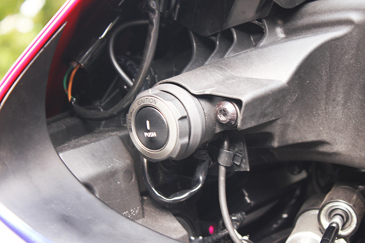 Tương tự những mẫu xe môtô thế hệ mới ra mắt trong thời gian gần đây, CBR1000RR-R SP sử dụng chìa khóa thông minh với nút kích hoạt được Honda giấu ở phía dưới bên trái của bảng đồng hồ. Ngoài ra còn chìa khoá định vị đi kèm (Smartkey), nhưng chủ yếu chỉ sử dụng khi đổ xăng.