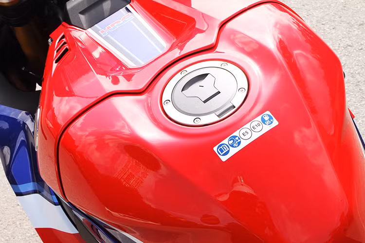 Mang trong mình nhiều công nghệ của xe đua MotoGP, CBR1000RR-R SP sở hữu tay lái thấp cho tư thế lái chồm nhiều hơn. Bình xăng 16 lít hõm 2 bên tạo điểm tựa để người lái hạ thấp người khi bứt tốc hay ôm cua. Chưa hết, các cùm công tắc cũng được bố trí hướng xuống. Chỉ khi hạ thấp người lúc lái, bạn mới có thể thao tác dễ dàng các nút bấm này.