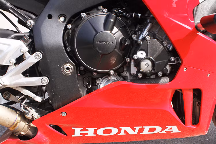 Chữ R thứ 3 trong tên xe có thể hiểu rằng Honda muốn nhấn mạnh chiếc superbike đầu bảng của mình có những công nghệ xe đua. Nổi bật nhất là khối động cơ I4 dung tích 1.000 cc có thông số kết cấu tương tự động cơ trên mẫu xe đua đường phố Honda RC213V-S. Cụ thể, hành trình piston và đường kính xy-lanh lần lượt là 81 mm và 48,5 mm.