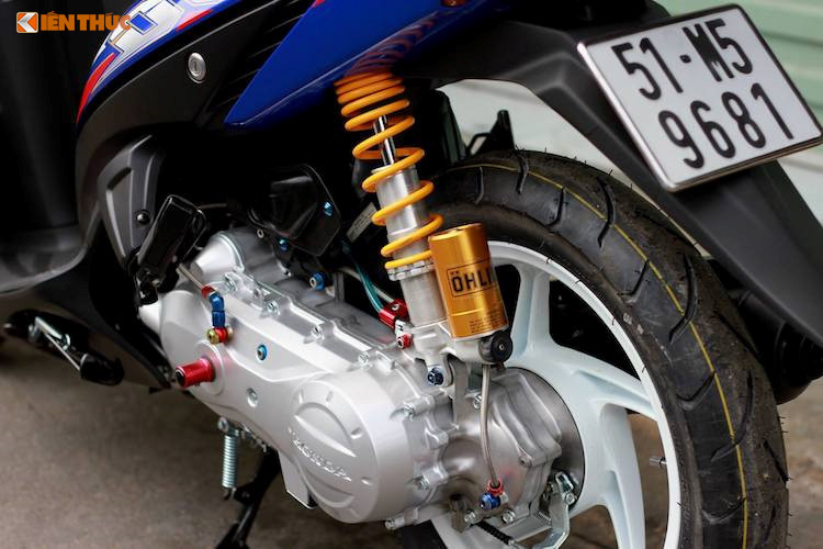 Chi tiết nâng cấp giá trị nhất trên bản độ Click 110 đời cũ này, chính là cây phuộc mang thương hiệu Ohlins phía sau - nó khiến chiếc xe vận hành ổn định hơn và chống sàng lắc khi ôm cua.
