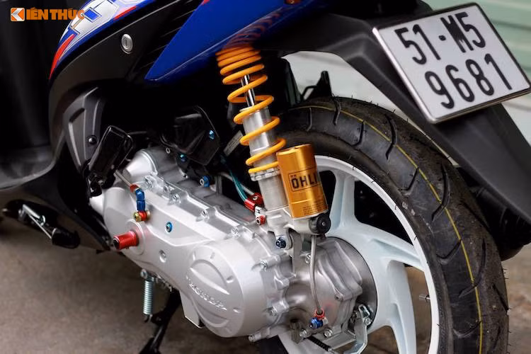 Chi tiết nâng cấp giá trị nhất trên bản độ Click 110 đời cũ này, chính là cây phuộc mang thương hiệu Ohlins phía sau - nó khiến chiếc xe vận hành ổn định hơn và chống sàng lắc khi ôm cua.