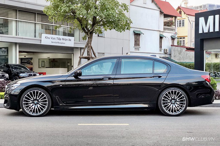 Mới đây, sự xuất hiện của chiếc xe sang BMW 750Li xDrive G12 M-Sport "hàng hiếm" này được xem là dạng hiếm có khó tìm tại thị trường Việt Nam. Mẫu xe này thuộc thuộc thế hệ thứ 6 của dòng 7-Series do hãng mẹ BMW phát triển trên cơ sở hoàn toàn mới so với phiên bản trước.