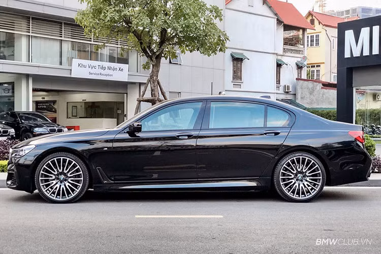 Mới đây, sự xuất hiện của chiếc xe sang BMW 750Li xDrive G12 M-Sport "hàng hiếm" này được xem là dạng hiếm có khó tìm tại thị trường Việt Nam. Mẫu xe này thuộc thuộc thế hệ thứ 6 của dòng 7-Series do hãng mẹ BMW phát triển trên cơ sở hoàn toàn mới so với phiên bản trước.