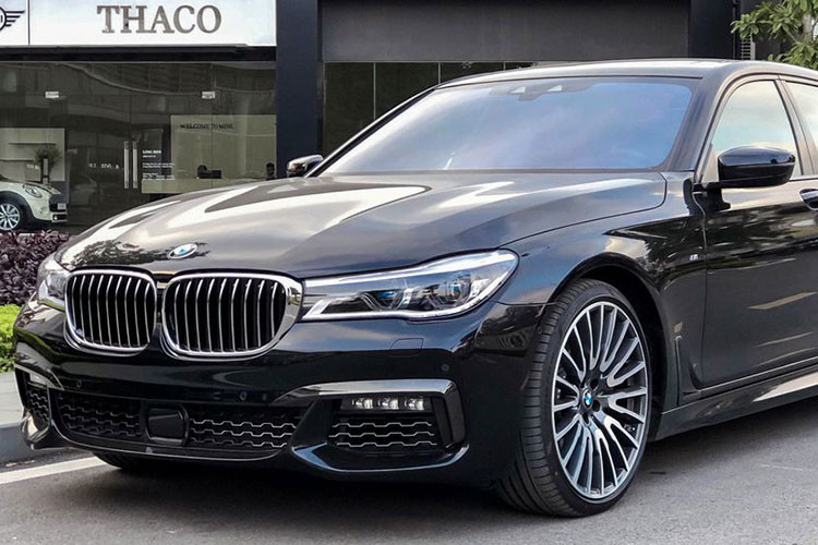 Ngoài việc là một mẫu xe full-option, chiếc 750Li xDrive trong bài viết còn sở hữu gói độ M-Sport để gia tăng tính thể thao và khoẻ khoắn cho phần ngoại thất. Ngoài ra, BMW 750Li xDrive G12 M-Sport còn được "đắp" lên mình vô vàn các trang bị về công nghệ vô cùng đẳng cấp.