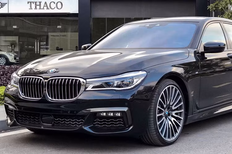 Ngoài việc là một mẫu xe full-option, chiếc 750Li xDrive trong bài viết còn sở hữu gói độ M-Sport để gia tăng tính thể thao và khoẻ khoắn cho phần ngoại thất. Ngoài ra, BMW 750Li xDrive G12 M-Sport còn được "đắp" lên mình vô vàn các trang bị về công nghệ vô cùng đẳng cấp.