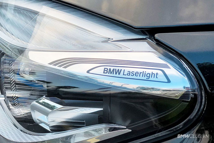 Về thiết kế ngoại thất, BMW 750Li xDrive G12 M-Sport vẫn sở hữu ngôn ngữ thiết kế y chang các phiên bản khác trong dòng 7-Series. Tuy nhiên, các chi tiết từ bộ body-kit đã được làm mới để cho cái nhìn thể thao hơn. Đáng chú ý là xe đã được trang bị đèn pha với công nghệ Laser-Led cực kỳ hiện đại và thông minh.