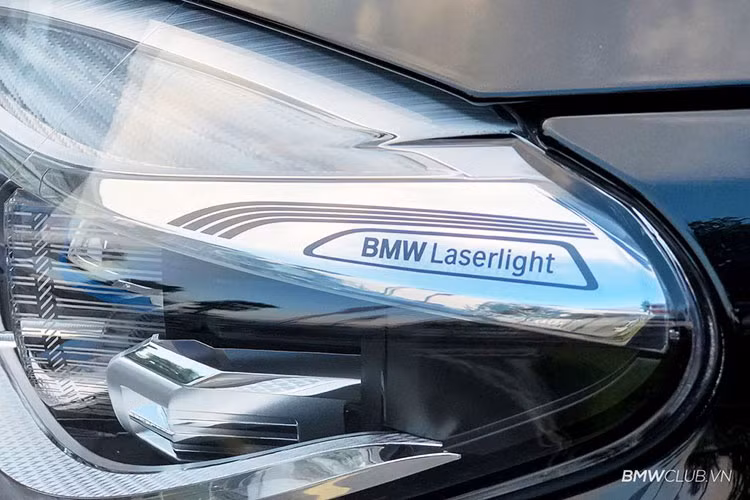 Về thiết kế ngoại thất, BMW 750Li xDrive G12 M-Sport vẫn sở hữu ngôn ngữ thiết kế y chang các phiên bản khác trong dòng 7-Series. Tuy nhiên, các chi tiết từ bộ body-kit đã được làm mới để cho cái nhìn thể thao hơn. Đáng chú ý là xe đã được trang bị đèn pha với công nghệ Laser-Led cực kỳ hiện đại và thông minh.