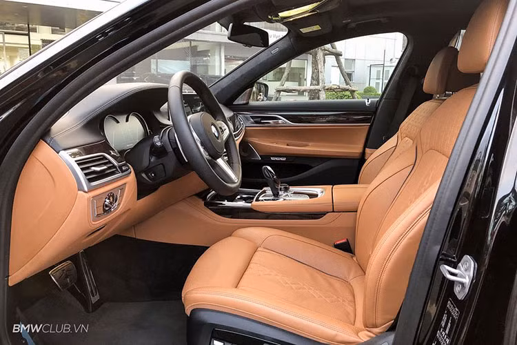 Bên trong khoang nội thất, BMW 750Li xDrive M-Sport được trang bị đầy đủ các option hiện đại như điều hoà tự động 4 vùng, ghế sau chỉnh điện và chức năng massage, ghế ngồi kiểu Executive cùng với giải trí hàng ghế sau có thể điều chỉnh bằng cảm ứng chạm BMW Touch Command. Bệ trung tâm hàng ghế sau được bố trí một bàn gấp tiện ích.