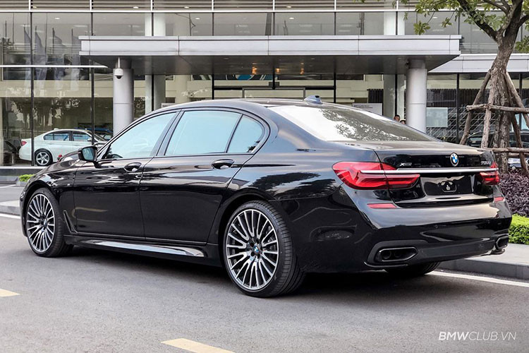 BMW 750Li xDrive M-Sport chỉ là phiên bản độ thể thao nên xe vẫn sử dụng chung động cơ với mẫu xe nguyên bản 750Li xDrive với khối động cơ xăng V8 4.4L TwinPower Turbo cho công suất tối đa 450 mã lực và mô-men xoắn cực đại 650Nm. Đi kèm với đó là hộp số tự động 8 cấp giúp xe tăng tốc 0-100km/h chỉ chưa đầy 4,4 giây. 