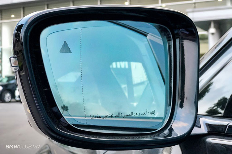 Gương xe tích hợp đèn xi-nhan Led báo rẽ và các chức năng cảnh báo điểm mù tiên tiến. Ngoài ra, trên gương còn có dòng chữ Ả Rập nên nhiều khả năng mẫu xe này được nhập về từ Trung Đông.