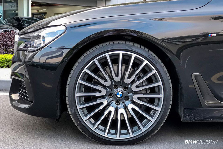 Đuôi xe với logo xDrive và 750Li đặt gọn gàng hai bên hông xe. Cặp 4 ống xả kép "thu mình" nhỏ nhắn trong đường viền chrome dầy và sáng. Xe cũng được trang bị bộ mâm đa chấu sắc sảo kích thước 21 inch với lốp siêu mỏng hàng hiệu Firelli cao cấp từ Ý.