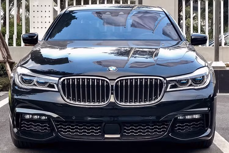 Trong vài năm trở lại đây, dòng 7-Series của BMW đã có phần "lép vế" hơn đáng kể so với S-Class của Mercedes-Benz. Điều này cũng là dễ hiểu bởi các mẫu xe BMW bán trong nước đều đã bị cắt bỏ rất nhiều option để giá xe hạ tối đa. Tuy nhiên, chính điều này cũng làm cho các mẫu xe sang BMW 7-Series trở nên khan hiếm trên đường phố.