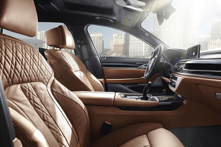 Ngoài ra còn có đèn viền nội thất, tính năng trải thảm ánh sáng bước vào xe (Welcome Light Carpet) cùng với cửa sổ trời Sky Lounge Panorama độc đáo. Và để giúp chủ nhân của chiếc xe thư giãn tối đa, BMW đã hợp tác với Bowers &amp; Wilkins để phát triển hệ thống âm thanh vòm kim cương dành riêng cho dòng xe 7-Series thế hệ mới, đem đến những trải nghiệm âm thanh tuyệt vời nhất.