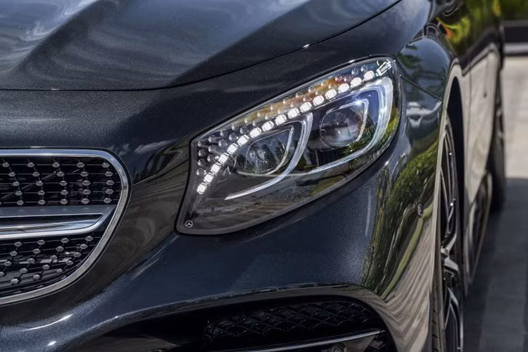 Về ngoại hình, bản nâng cấp Mercedes-Benz S560 Cabriolet 2019 mới ra mắt giới nhà giàu Malaysia có sự tinh chỉnh ở cản va trước/sau, cánh lướt gió nhỏ phía trước mạ crôm và 2 hốc gió bên hông được mở rộng ra so với trước. Lưới tản nhiệt vẫn có hình dạng kim cương quen thuộc.