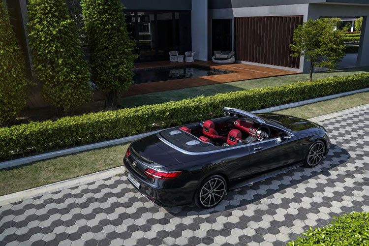 Trên phiên bản nâng cấp mới này, mẫu xe sang mui trần Mercedes-Benz S560 Cabriolet 2019 sở hữu các chi tiết được chế tác tỉ mỉ, tinh xảo với sự lựa chọn cẩn trọng về phối màu, vật liệu và tạo hình. Khách hàng cũng có nhiều tuỳ chọn hợp với sở thích riêng thông qua các gói trang bị. 