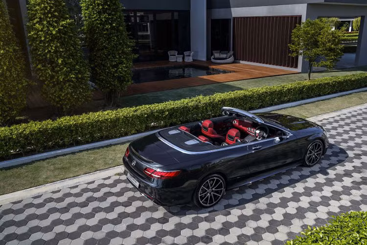 Trên phiên bản nâng cấp mới này, mẫu xe sang mui trần Mercedes-Benz S560 Cabriolet 2019 sở hữu các chi tiết được chế tác tỉ mỉ, tinh xảo với sự lựa chọn cẩn trọng về phối màu, vật liệu và tạo hình. Khách hàng cũng có nhiều tuỳ chọn hợp với sở thích riêng thông qua các gói trang bị. 