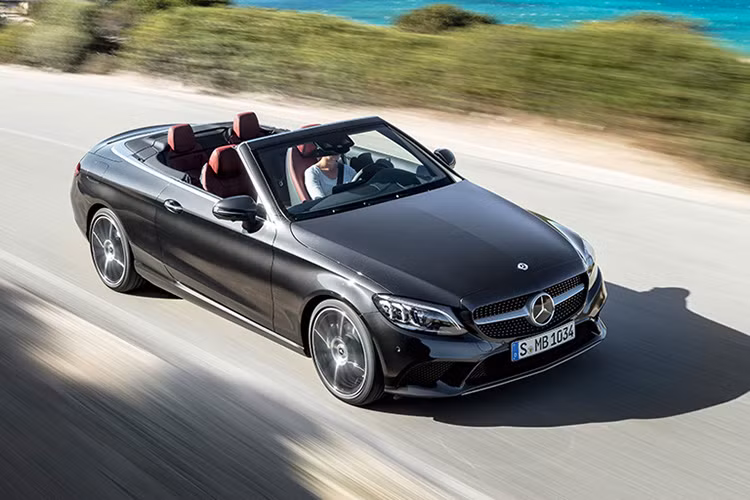 Hệ thống treo khí có điều khiển van điều tiết vô hạn là tiêu chuẩn của mui trần Mercedes-Benz S560 bản nâng cấp 2019. Hệ thống hỗ trợ lái xe cho Cabriolet bao gồm công nghệ lái xe bán tự động, điều khiển khoảng cách hoạt động DISTRONIC và hỗ trợ lái tích cực...