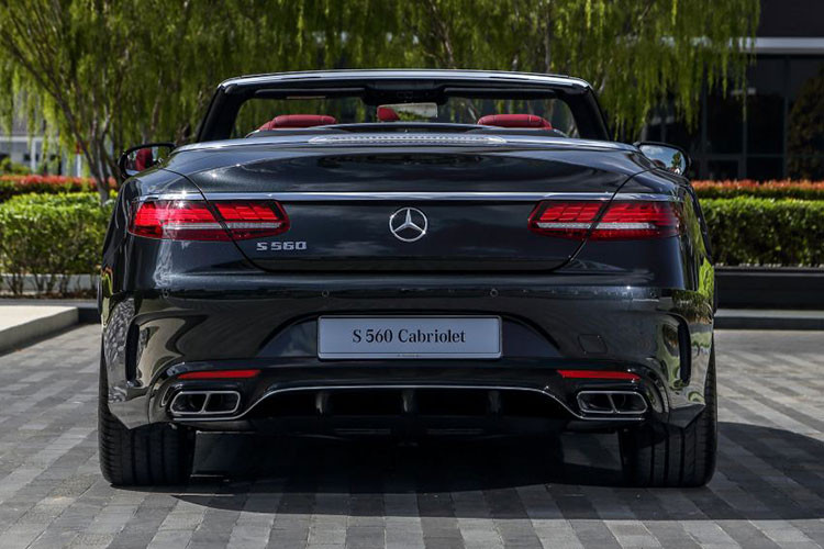 Bộ mâm 5 chấu kép là trang bị tiêu chuẩn trên Mercedes-Benz S560 Cabriolet 2019. Vòng ra phía đuôi xe, S560 Cabriolet 2019 nhận thay đổi với đèn hậu Oled bao gồm 33 bóng được sắp đặt gọn gàng. Hệ thống cản sau thiết kế cao ráo, thể thao cùng bộ ống xả kép đầy mạnh mẽ.