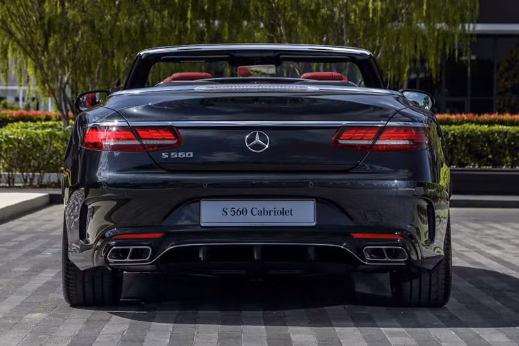 Bộ mâm 5 chấu kép là trang bị tiêu chuẩn trên Mercedes-Benz S560 Cabriolet 2019. Vòng ra phía đuôi xe, S560 Cabriolet 2019 nhận thay đổi với đèn hậu Oled bao gồm 33 bóng được sắp đặt gọn gàng. Hệ thống cản sau thiết kế cao ráo, thể thao cùng bộ ống xả kép đầy mạnh mẽ.
