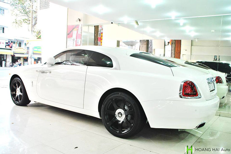 Mới đây, hai chiếc Rolls-Royce thuộc phiên bản Ghost màu đen và một chiếc Wraith màu trắng do đã được đại gia này bán cho một showroom nhập khẩu tư nhân Q5, TP HCM. Đây là một tin khá bất ngờ, bởi trước đó, ông chỉ có mua mà không bán đi các xe mình sở hữu.